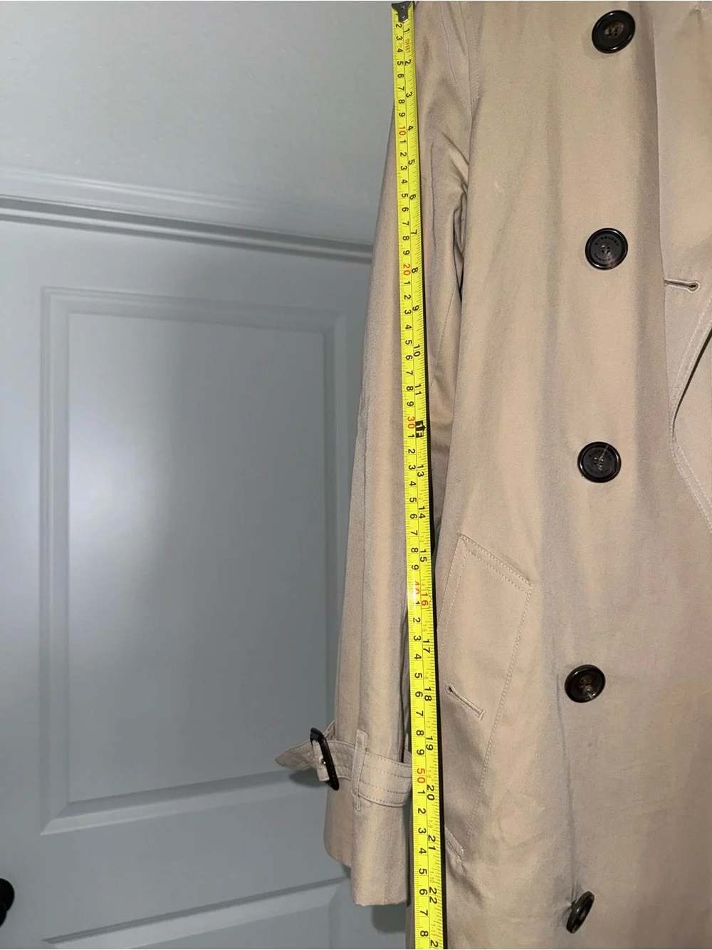 Burberry Beige and Black Nova Check Label Close-Up with Gold Chain Detail - Picture 12 of 16